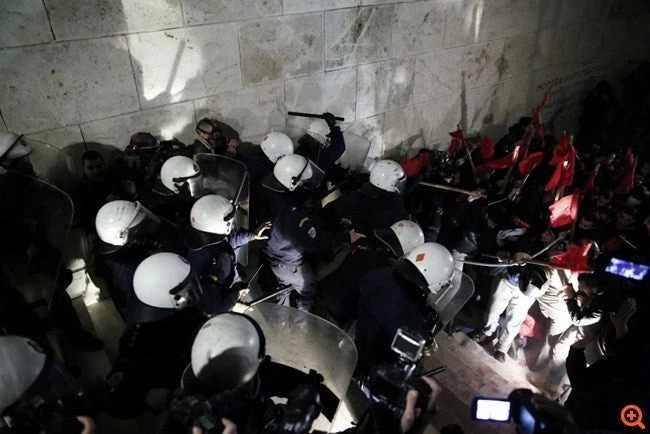 Η στιγμή που διαδηλωτές επιχειρούν να ανέβουν στα σκαλιά της Βουλής (βίντεο)